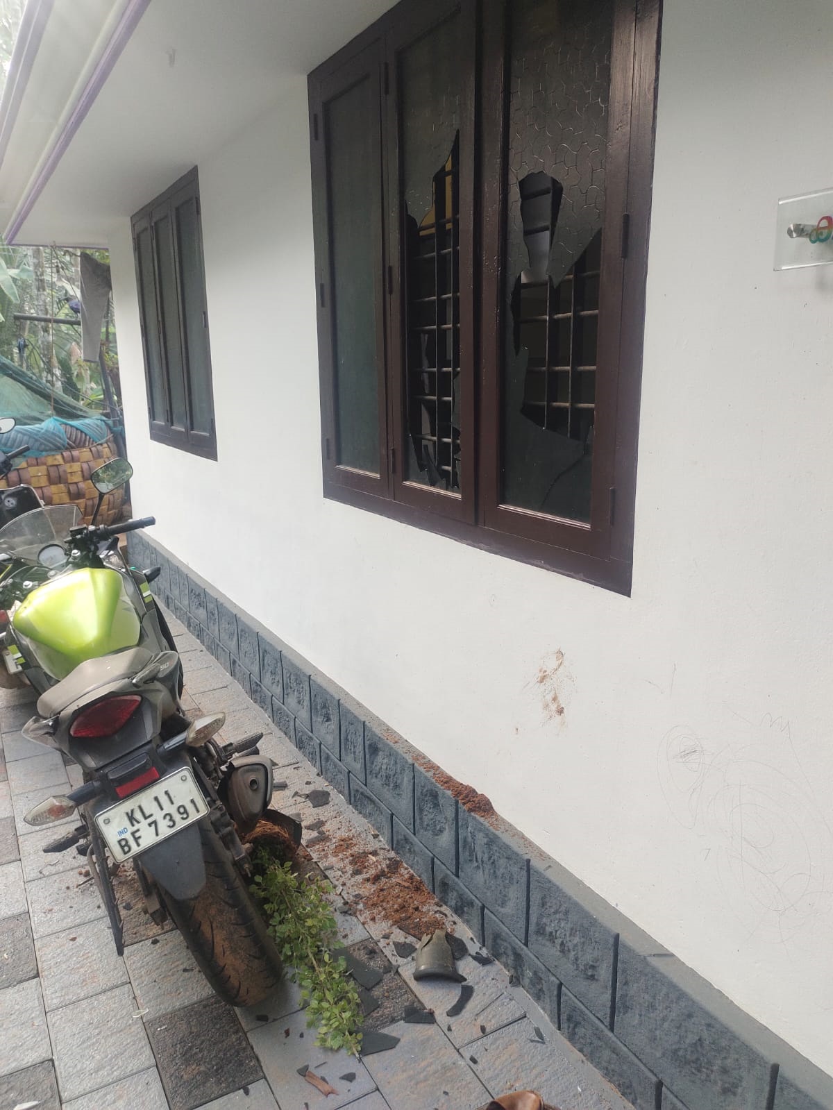 ഉള്ള്യേരിയില്‍ മുന്‍ ജനപ്രതിനിധിയുടെ വീടിന് നേരെ അജ്ഞാതരുടെ ആക്രമണം