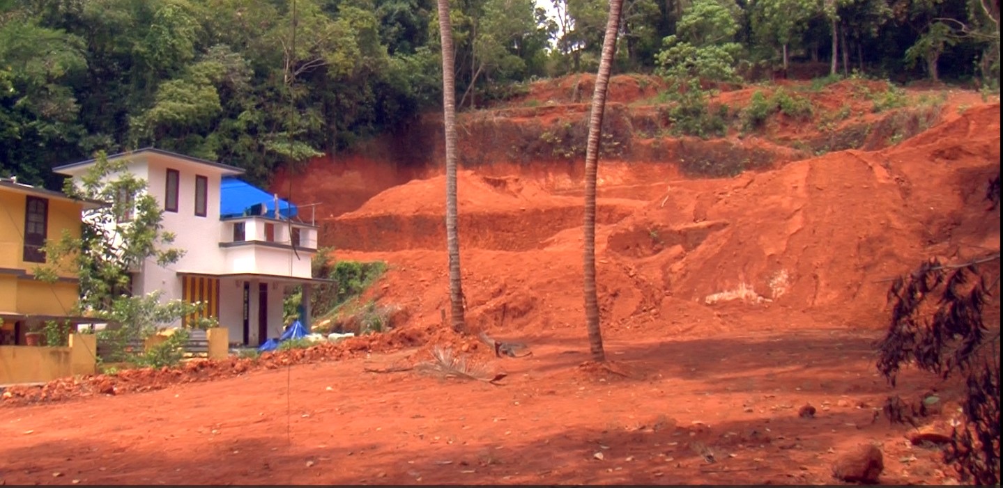 ഗുരുവായൂരപ്പന്‍ കോളേജ് കുന്ന് ഇടിച്ച് നിരത്തി മണ്ണ് കടത്തല്‍