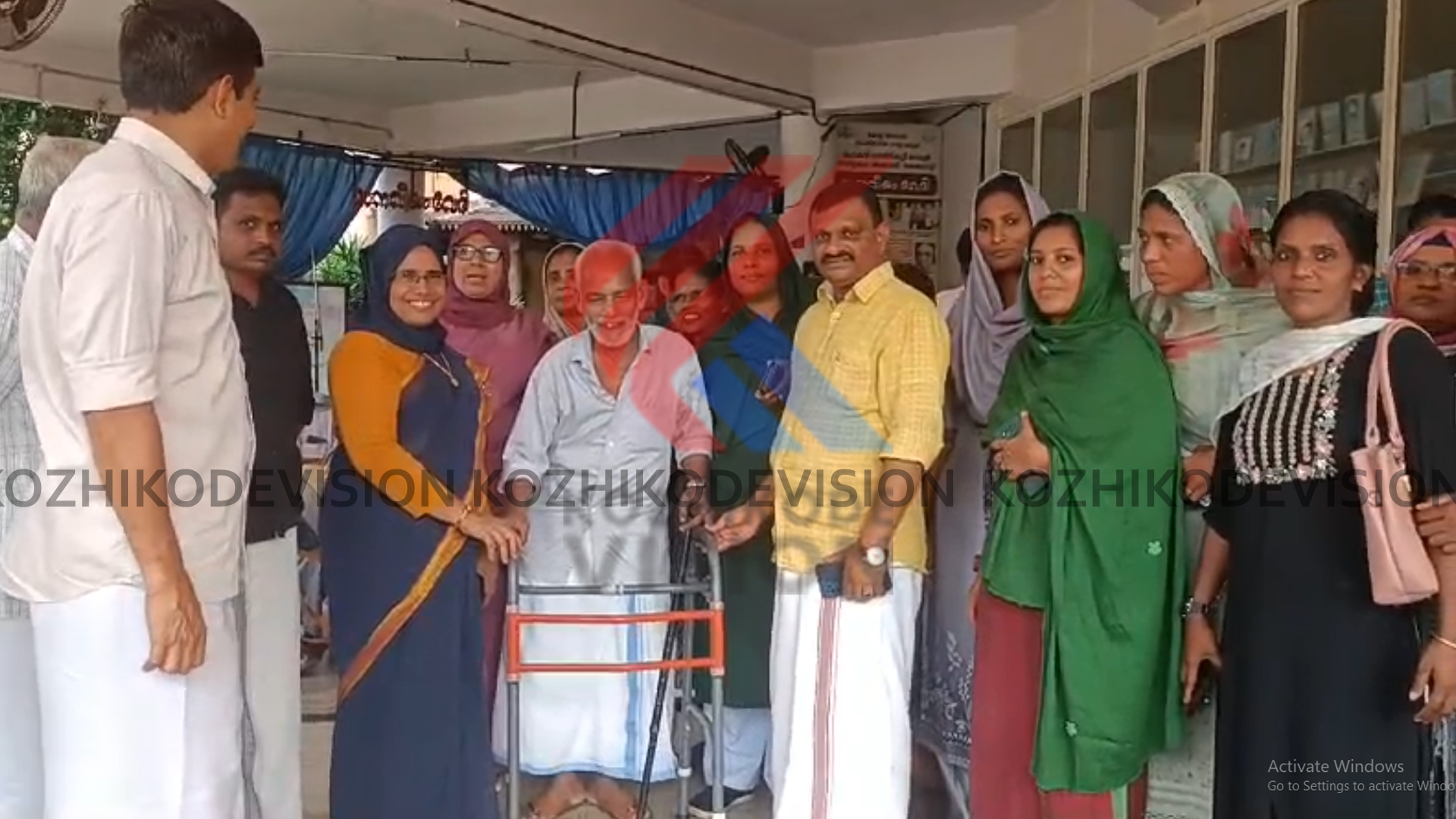 വയോജനങ്ങള്‍ക്ക് കൈത്താങ്ങായി കൊണ്ടോട്ടി നഗരസഭ; എട്ടു ലക്ഷം രൂപ വകയിരുത്തി സഹായ ഉപകരണങ്ങള്‍ വിതരണം ചെയ്തു