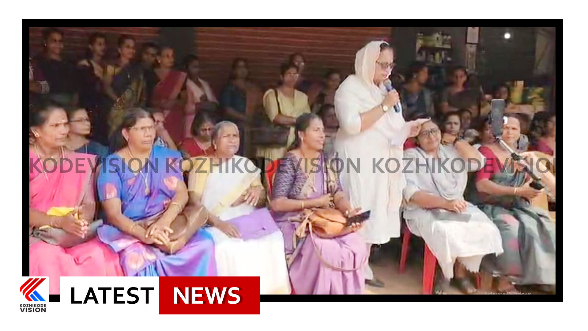 മാവേലി സ്റ്റോറുകളെ സര്‍ക്കാര്‍ നോക്കു കുത്തിയാക്കുന്നു; മാവേലി സ്റ്റോറിന് മുന്നില്‍ മണ്ണപ്പം ചുട്ട് പ്രതിഷേധിച്ച് മഹിള കോണ്‍ഗ്രസ് പ്രവര്‍ത്തകര്‍