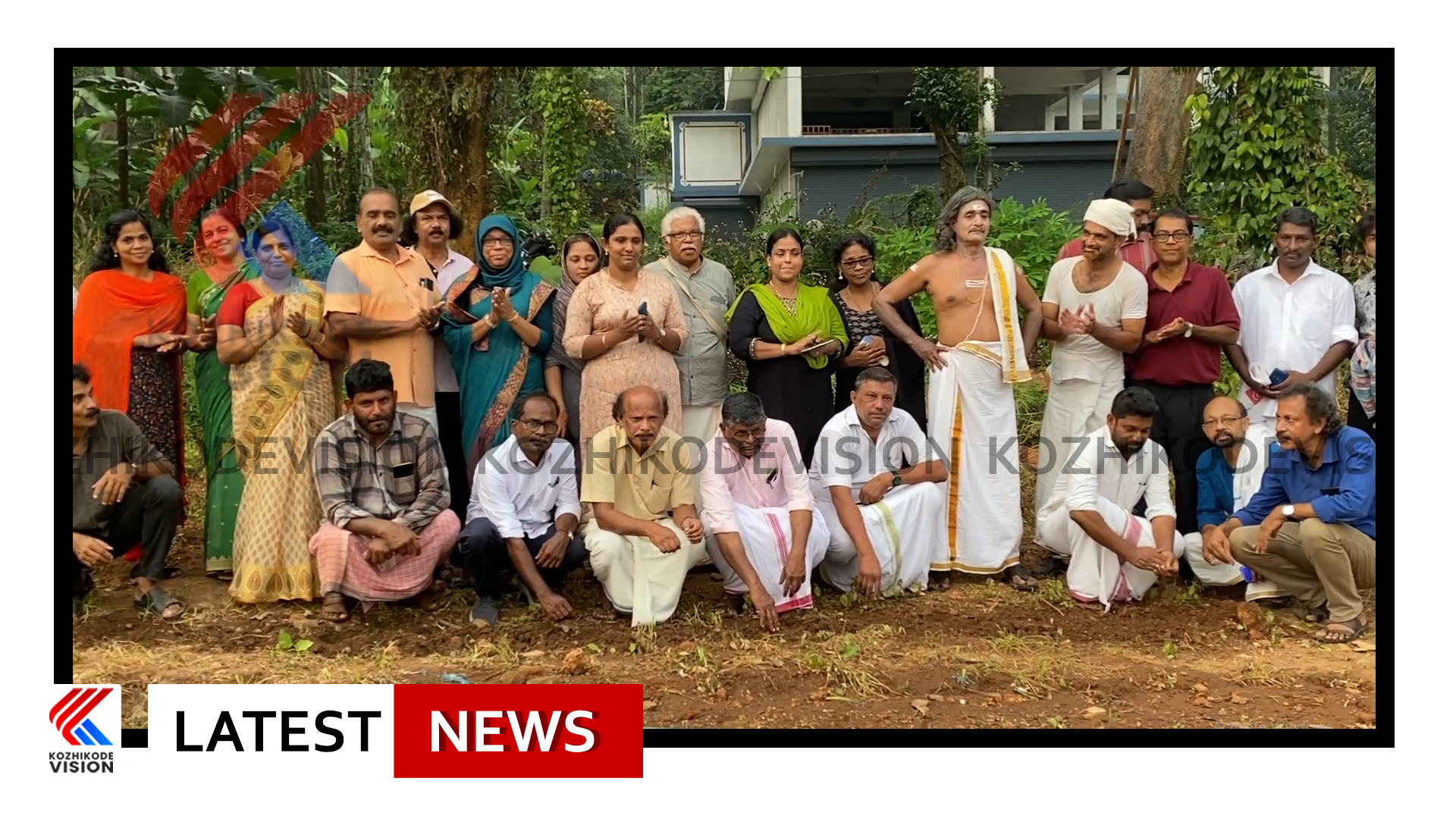 വിത്തും കൈക്കോട്ടും എന്ന നാടകത്തിന് പശ്ചാത്തലം ഒരുക്കാനായി വിത്ത് ഇറക്കി യുവ കലാ സാഹിതിയുടെ കണ്ണൂര്‍ ടീമും മലപ്പുറം കീഴുപറമ്പ് വെള്ളരിപ്പാടം തീയറ്റേഴ്സും