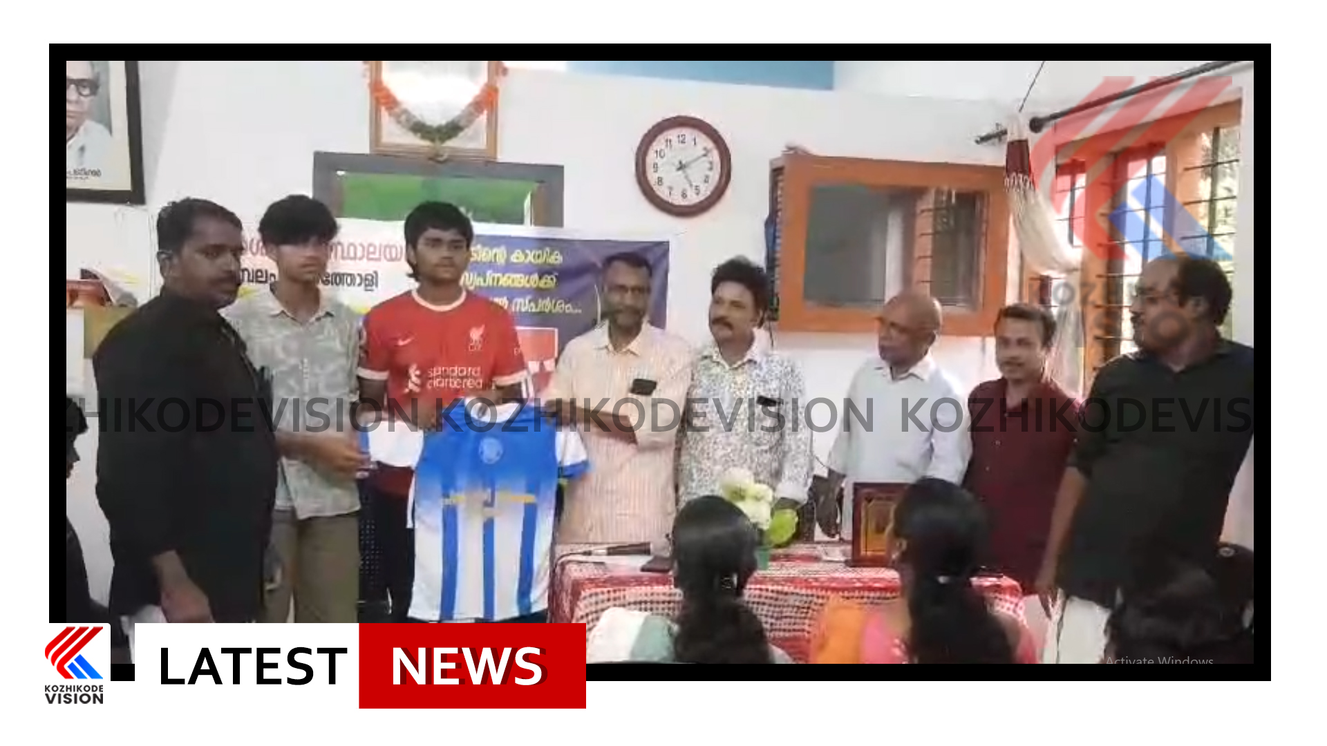 അത്തോളി ഓട്ടമ്പലം പ്രിയദര്‍ശിനി ഗ്രന്ഥാലയത്തിന്റെ നേതൃത്വത്തില്‍ ഫുട്ബോള്‍ ടീമിനുള്ള ജേഴ്സി വിതരണവും ആദരവും, പരിപാടി പഞ്ചായത്ത് വൈസ് പ്രസിഡന്റ് സി.കെ റിജേഷ് ഉദ്ഘാടനം ചെയ്തു