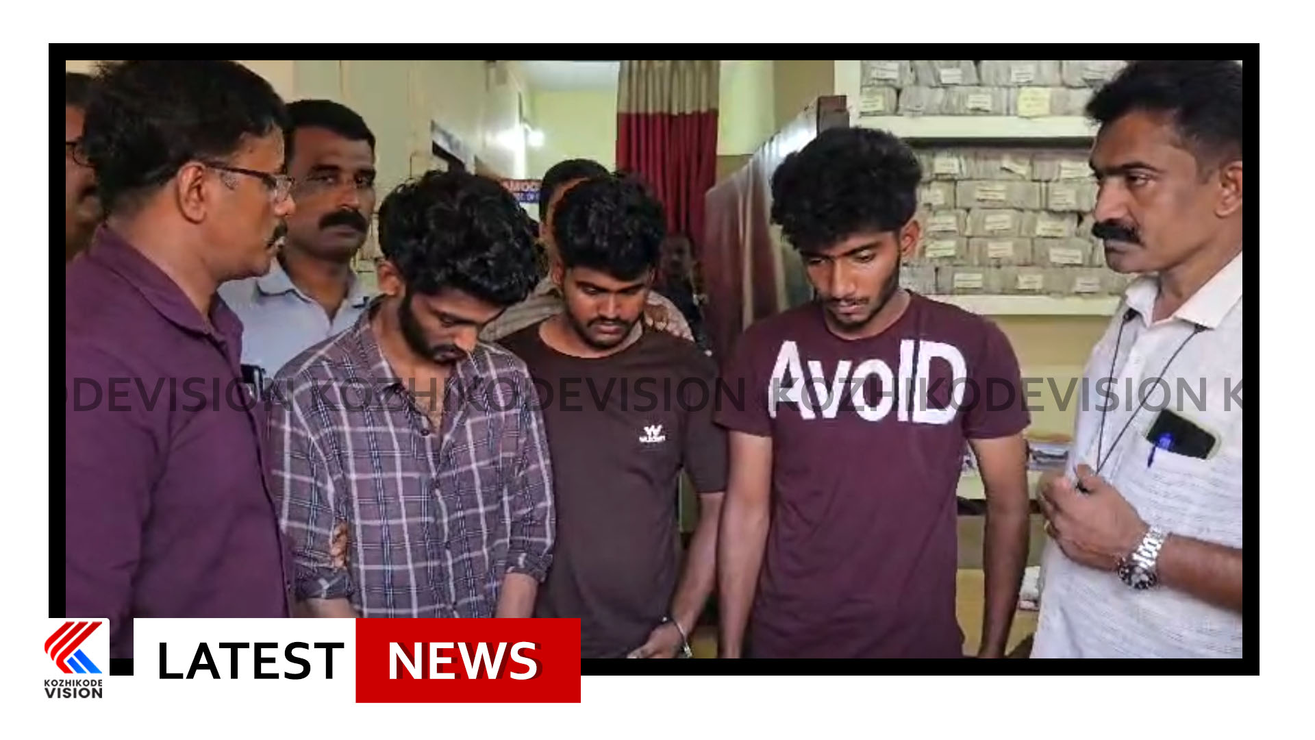 താമരശ്ശേരിയില്‍ ജ്വല്ലറികളുടെ ചുമര്‍ തുരന്ന് സ്വര്‍ണാഭരണങ്ങള്‍ കവര്‍ന്ന സംഭവം; മൂന്ന് പ്രതികളും പോലീസ് പിടിയില്‍, പ്രതികളെ മോഷണ സ്ഥലങ്ങളില്‍ എത്തിച്ച് തെളിവെടുപ്പ് നടത്തി